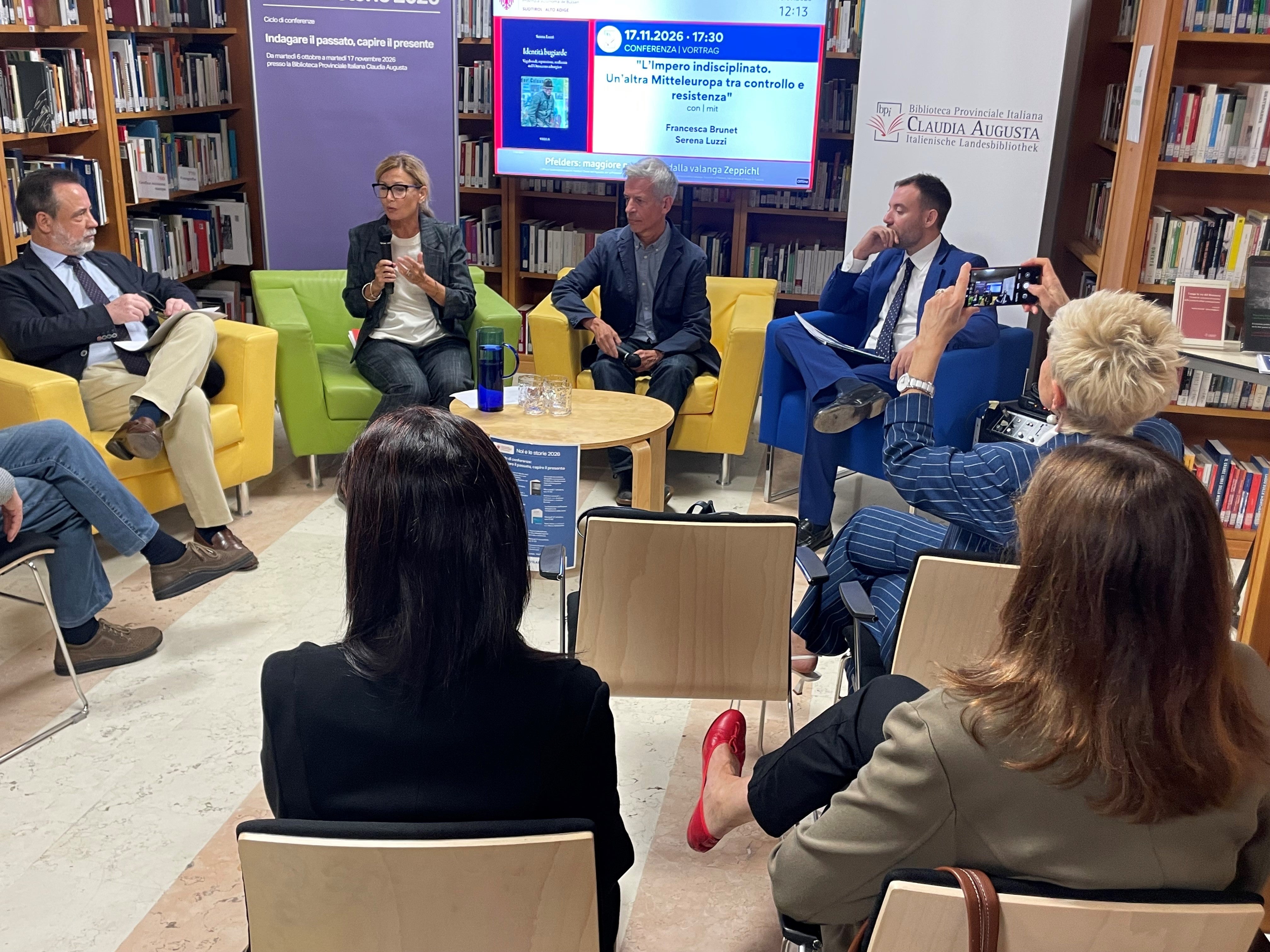 Stellten das Programm von Noi e la storia 2026 vor (von links): Ressortdirektor Gabriele Giovannetti Melchiorri, der Historiker Giuseppe Albertoni, die Direktorin der Landesbibliothek Claudia Augusta Valeria Trevisan und der Historiker Andrea Bonoldi. (Foto: LPA)