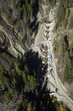 Circa un quarto delle circa 40 briglie di consolidamento previste sono già state installate sul rio del Monaco a San Nicolò. Dalla scorsa settimana sono iniziati i lavori di costruzione per le briglie dal numero 12 al numero 15. (Foto: ASP/Ufficio provinciale sistemazione bacini montani Sud)