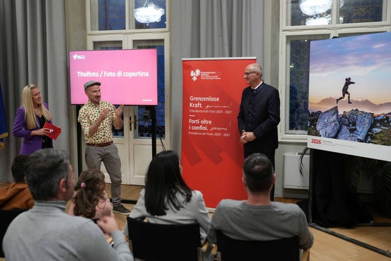 Jedes Jahr gern besucht: Die Vorstellung des Euregio-Kalenders. Im Bild 2025 mit (von links) Moderatorin Karin Gschnitzer, Titelseiten-Fotograf Fabio De Villa Palù und Euregio-Präsident, Tirols Landeshauptmann Anton Mattle. (Foto: Land Tirol/Danijel Jovanovic)