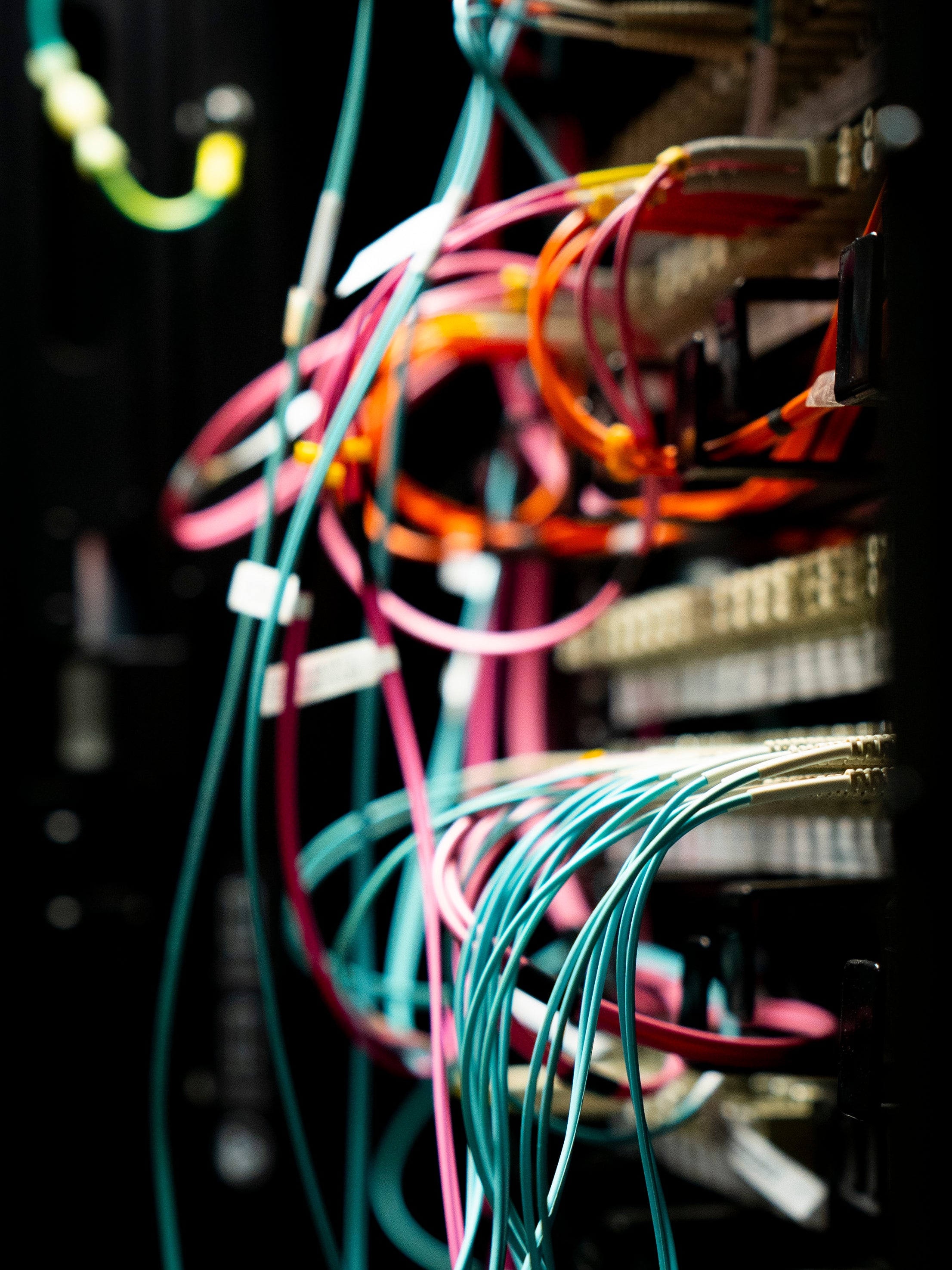 Im Datacenter der SIAG laufen buchstäblich die Fäden zusammen: Noch nicht alle, aber stets mehr Daten der öffentlichen Institutionen und Körperschaften in Südtirol werden von der SIAG zentral verwaltet. (Foto: LPA/Fabio Brucculeri)