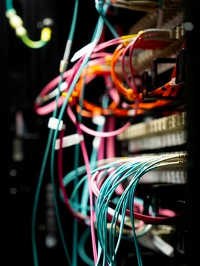 Im Datacenter der SIAG laufen buchstäblich die Fäden zusammen: Noch nicht alle, aber stets mehr Daten der öffentlichen Institutionen und Körperschaften in Südtirol werden von der SIAG zentral verwaltet. (Foto: LPA/Fabio Brucculeri)