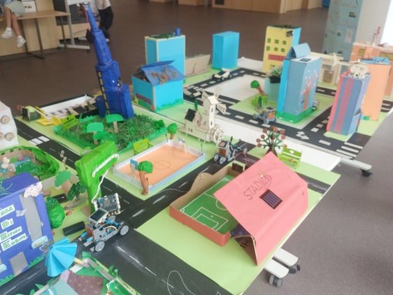 Dall’idea all'artefatto finale, passando per rappresentazione concettuale, programmazione e realizzazione concreta di artefatti digitali. È questo il cuore del progetto “Micro:mondi”, che ha coinvolto circa 120 alunne e alunni di 9 istituti comprensivi in lingua italiana. (Foto: Direzione Istruzione e Formazione italiana)