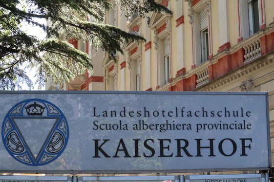 Die Landeshotelfachschule Kaiserhof in Meran feiert in diesen Tagen unter dem Motto Innovation aus Tradition ihr 50-jähriges Bestehen. (Foto: LPA/Maja Clara)