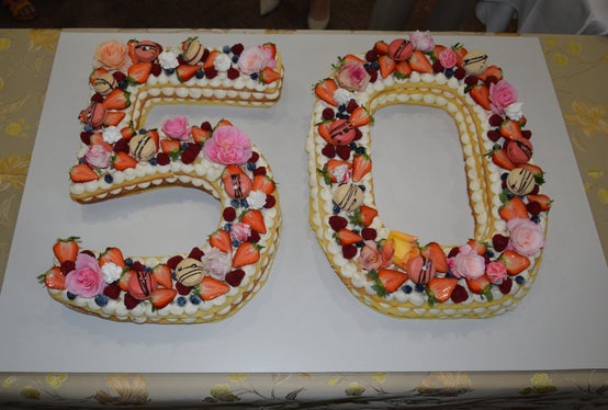 Geburtstagstorte zur 50-Jahr-Feier der Fachschule für Hauswirtschaft und Ernährung Tisens mit unbehandelten Rosen aus dem Schulgarten und Macarons als Zierde, eine Kreation der langjährigen Schulköchin Sabine Kaufmann. (Foto: LPA/Fachschule Tisens)