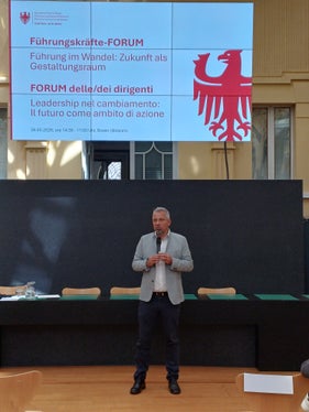 Il futuro succede comunque, e quindi cerchiamo di fare il possibile affinché i nostri dirigenti e le nostre dirigenti riescano a plasmarlo al meglio con le loro decisioni”, ha detto nel suo saluto ai circa 100 partecipanti il direttore generale della Provincia, Alexander Steiner. (Foto: USP)