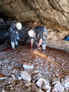 Am 24. Juli wurden erste Arbeiten zur Verschließung der Höhle vorgenommen, um den Fund abzusichern. (Foto: LPA/Landesdenkmalamt/Amt für Archäologie)