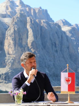 L'assessore ladino Daniel Alfreider oggi (27 agosto) a Passo Gardena, punto di connessione fra la val Gardena e la val Badia, dove ha tenuto il suo incontro di metà legislatura #primotempo. (Foto: ASP/Ingo Dejaco)