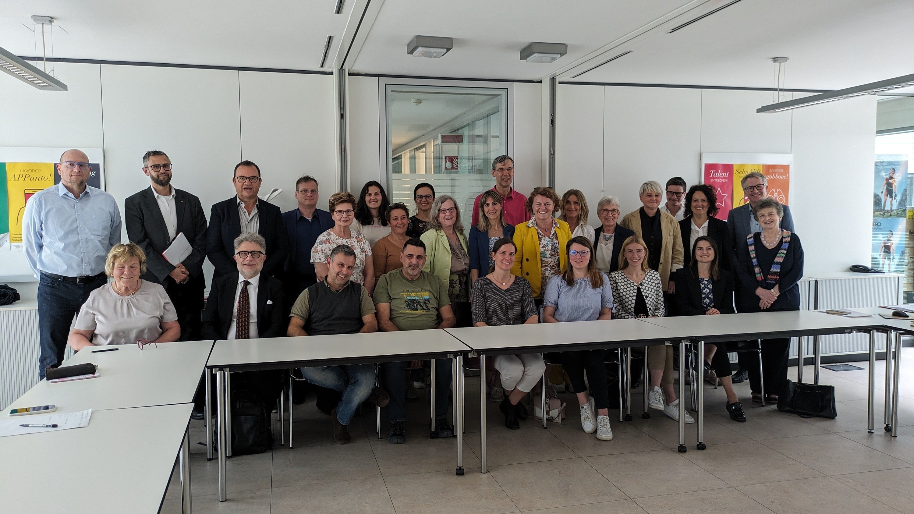 Die Mitglieder (im Bild die effektiven und die Ersatzmitglieder) haben sich bei ihrer jüngsten Sitzung auch mit dem aktuellen Thema der Unterbringung von Flüchtlingsfamilien in den Gemeinden befasst. (Foto: LPA/Hannes Wisthaler)