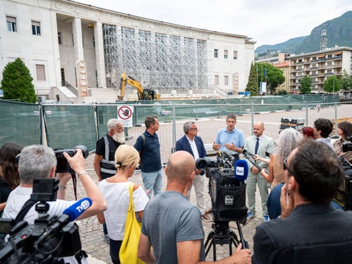 Landesrat Christian Bianchi (Mitte), die Techniker Luciano Franceschini und Carlo Noselli (1. u. 2. v.l.) sowie Ressortdirektor Daniel Bedin (1.v.r.) und Abteilungsdirektor Marco Springhetti (2.v.r.) berichteten bei einem Presspoint am Bozner Gerichtsplatz über den Stand der Arbeiten am Gerichtgebäude und die weiteren geplanten Maßnahmen. (Foto: LPA/Fabio Brucculeri)