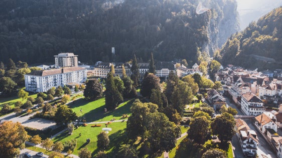 Collegare la regione alpina in modo sicuro e tempestivo alla rete internazionale dell'idrogeno: è una delle principali richieste della risoluzione Arge Alp adottata a Bad Ragaz (nella foto) (Foto: Grand Resort Bad Ragaz)