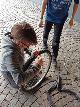 Her die Räder, schrauben, los! …hieß es in der Fahrrad-Reparaturwerkstatt (Foto: LPA/Jugendzentrum Kimm Meran)