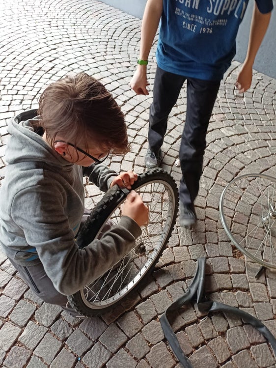 Her die Räder, schrauben, los! …hieß es in der Fahrrad-Reparaturwerkstatt (Foto: LPA/Jugendzentrum Kimm Meran)