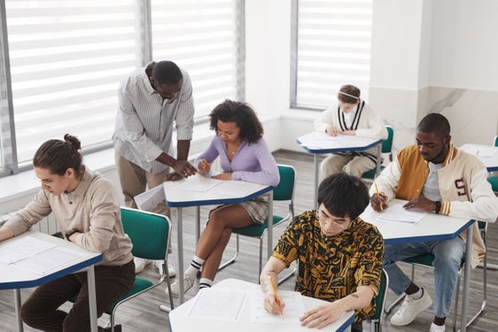 In provincia di Bolzano è in vigore dal 18 settembre il nuovo provvedimento che riduce la soglia minima di cinque partecipanti per ammettere a finanziamento le attività corsistiche di educazione permanente, di tedesco seconda lingua e di lingue straniere destinate al gruppo linguistico italiano. (Foto: Pexels. La foto può essere utilizzata solo nel contesto di questo comunicato)