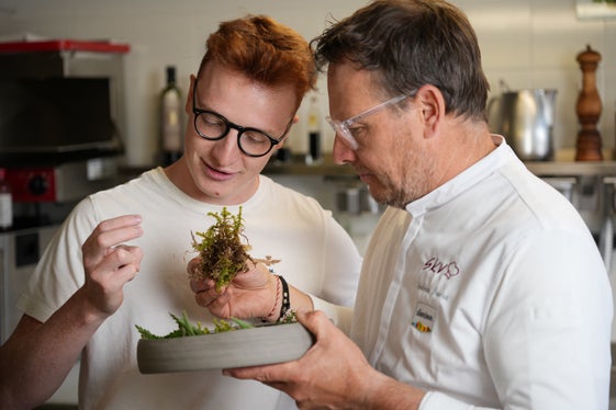 Il cuoco badiota Andrea Irsara (in questa foto, a destra, con il figlio Maximilian) ha cucinato il cervo alla Tommy in salsa alle erbe aromatiche e ginepro, cavolo rosso, crema di sedano e marmellata di mirtilli rossi. (Foto: Euregio)