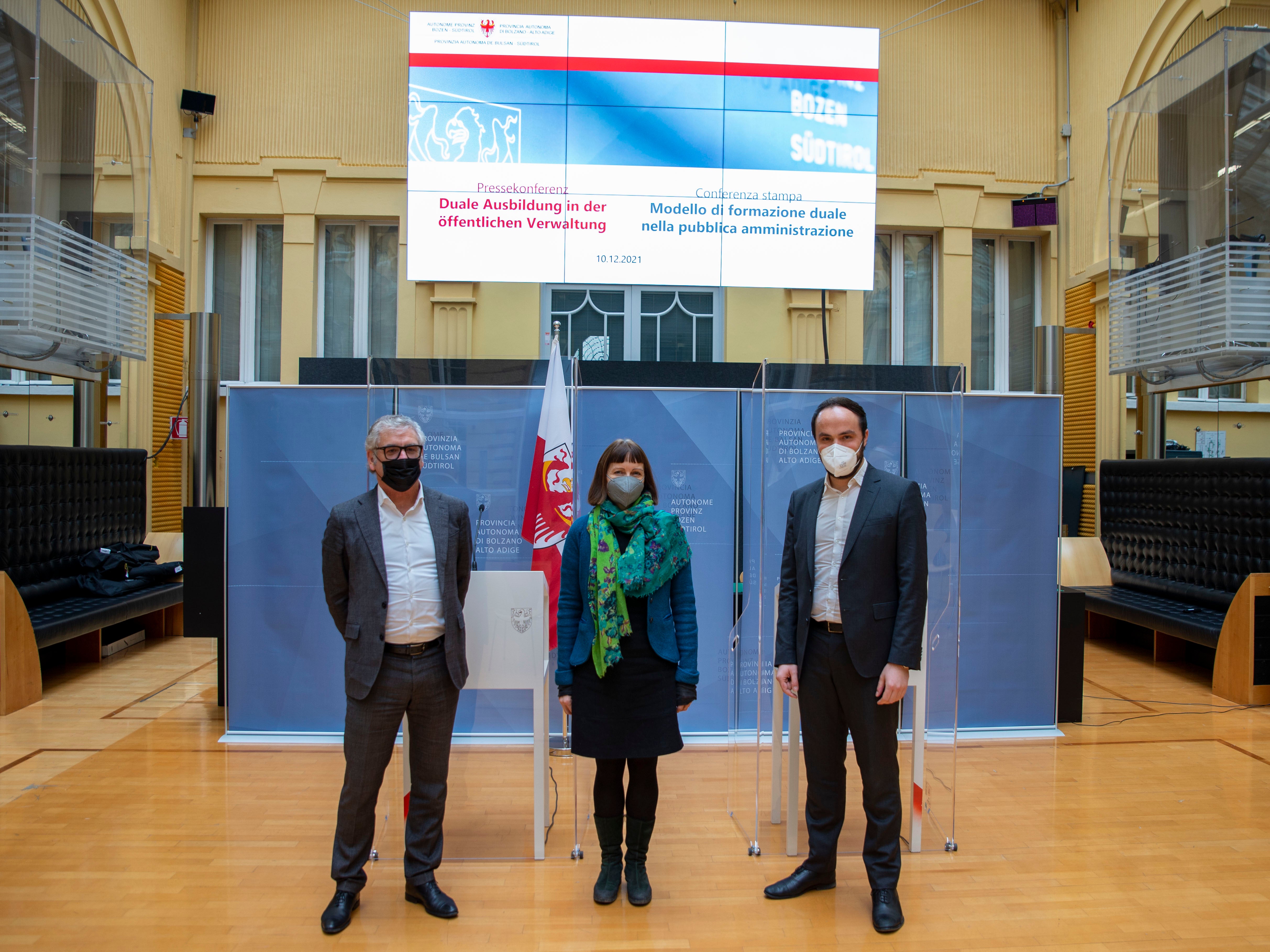 Stellten das neue Modell vor: (v.l.) Gemeindenpräsident Schatzer, LR Achammer und Baumgartner, Direktorin im Amt für Lehrlingswesen und Meisterausbildung. (Foto: LPA/Fabio Brucculeri)