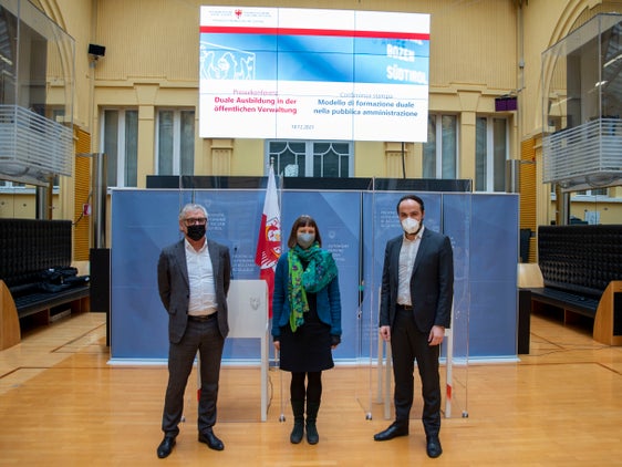 Stellten das neue Modell vor: (v.l.) Gemeindenpräsident Schatzer, LR Achammer und Baumgartner, Direktorin im Amt für Lehrlingswesen und Meisterausbildung. (Foto: LPA/Fabio Brucculeri)