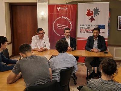 Abendgespräch bei der Euregio-Akademie: Die Jugendlichen tauschten sich mit Landesrat Simone Marchiori (Bildmitte), Euregio-Vertreter Matthias Fink (l.) und dem Direktor der Stiftung Alcide De Gasperi, Marco Odorizzi (r.) aus. (Foto: Fondazione Alcide De Gasperi)