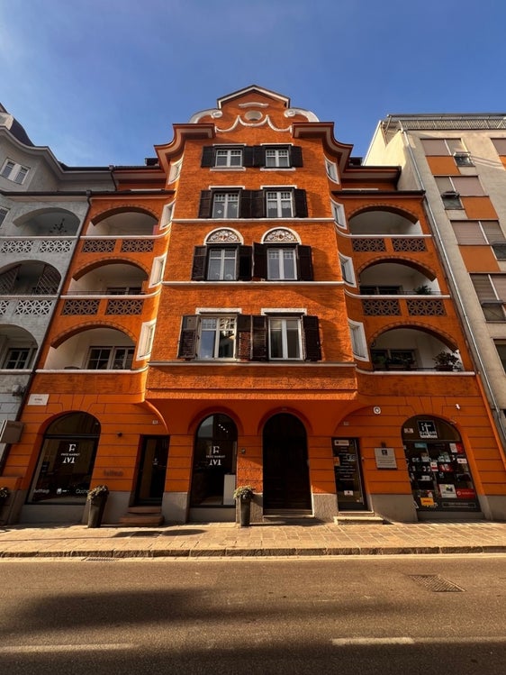 In der Rosministraße in Bozen wurde ein privates Wohnhaus auf Antrag der Eigentümerin unter Denkmalschutz gestellt. Das Gebäude ist ein anschauliches Beispiel für die frühe Architektur des 20. Jahrhunderts. (Foto: Landesdenkmalamt/Klaus Ausserhofer)