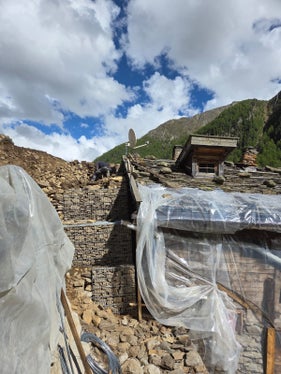 I lavori urgenti volti a proteggere l’edificio sottoposto a tutela storico-artistica nella malga Mitterkaser. (Foto: USP/Ufficio Sistemazione bacini montani ovest presso l’Agenzia per la Protezione civile)