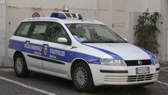 Um den Ortspolizeidienst zu gewährleisten und zu verbessern, sollen die Gemeinden verstärkt zusammenarbeiten. Im Bild ein Streifenwagen der Meraner Stadtpolizei (Foto: Andy.s at de.wikipedia)