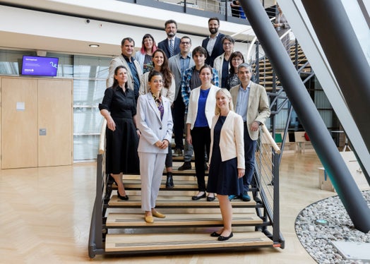 Su 35 candidature, sei sono arrivate alla finale dell'Premio Euregio per i giovani ricercatori 2022. Nell'immagine  i partecipanti al concorso con la giuria (Foto: EFA/Philipp Huber)