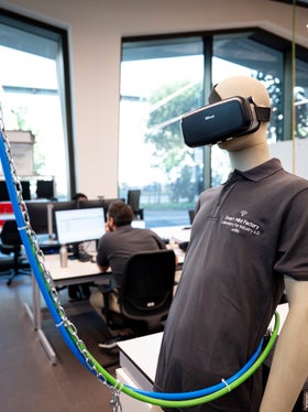 La formazione e la ricerca devono incontrarsi attivamente, ha affermato l'assessore Philipp Achammer durante la sua conferenza stampa di metà mandato #primotempo. Ciò è possibile, tra l'altro, nella Smart Mini Factory, il laboratorio didattico dedicato alla ricerca applicata e alla formazione nel settore dell'automotive. (Foto: USP/Fabio Brucculeri)
