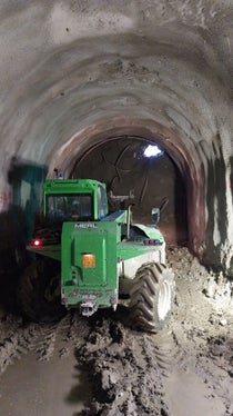 Licht am Ende des Tunnels: Die Arbeiten am Umfahrungstunnel von Kastelbell nach Galsaun schreiten voran. (Foto: LPA/Ressort für Infrastrukturen und Mobilität)