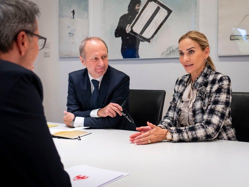 Interessanter Austausch mit Schweizer Diplomaten: Landeshauptmann Arno Kompatscher (im Vordergrund) hat die Schweizer Botschafterin in Rom, Monika Schmutz, und den Schweizer Generalkonsul in Mailand, Stefano Lazzarotto, empfangen. (Foto: LPA/Fabio Brucculeri)