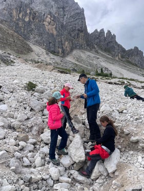 Die angehenden Junior Ranger erkundeten gemeinsam mit Herwig Prinoth vom Museum Ladin die Dolomiten. (Foto: LPA/Landesamt für Natur/Martin Castlunger)