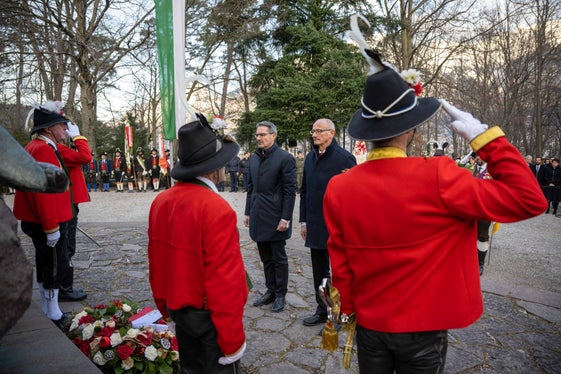 Il presidente della Provincia autonoma di Bolzano Arno Kompatscher e il capitano del Tirolo Anton Mattle alla deposizione delle corone sul Bergisel (Foto: Land Tirol/Liebl)
