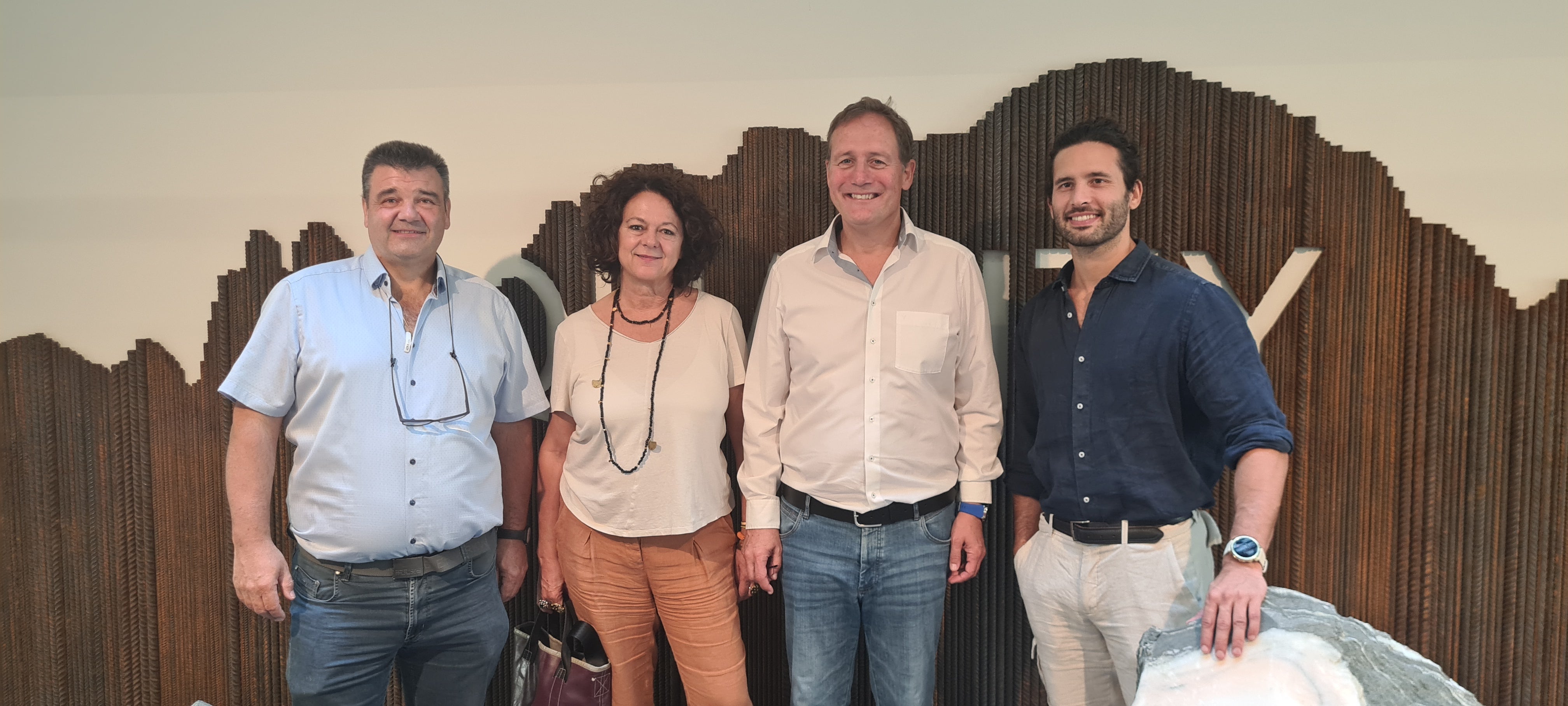 Freuen sich auf die Besuchenden bei der Eröffnung: (v.l.) Volkmar Mair (Direktor Amt für Geologie und Baustoffprüfung), Marina Albertoni (Direktorin der Abteilung Hochbau und technischer Dienst), Landesrat Massimo Bessone und Ressortdirektor Davide Gemmellaro. (Foto: LPA/Igor Cocca) 