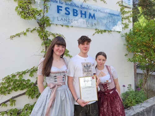 Die Tisner Erstplatzierten mit Urkunde: (von links) Natalie Prantl, Jakob Eisenstecken und Johanna Gamper (Foto. LPA/Fachschule für Hauswirtschaft und Ernährung Tisens)

