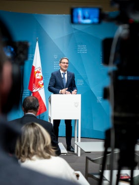 Landeshauptmann Arno Kompatscher hat im Anschluss an die heutige Sitzung der Landesregierung unter anderem den Beschluss zum Jahresprogramm der Entwicklungszusammenarbeit vorgestellt. (Foto: LPA/Fabio Brucculeri)