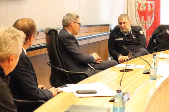 Il capo della Protezione civile nazionale Fabio Ciciliano (all'estrema destra) durante l'incontro con (da sinistra) il vice direttore dell'Agenzia per la Protezione civile Willigis Gallmetzer, il direttore dell'Agenzia per la Protezione civile Klaus Unterweger e l'assessore alla Protezione civile e presidente della Provincia Arno Kompatscher. (Foto: USP/Maja Clara)