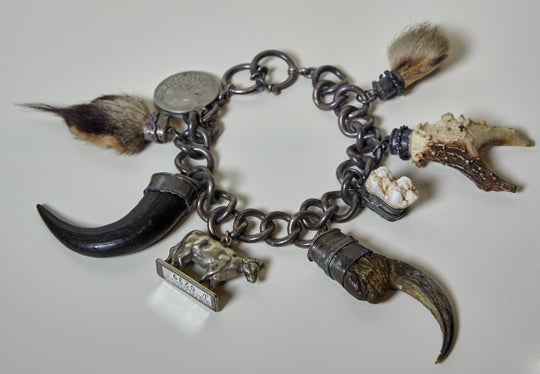 Un amuleto Charivari con denti, artigli e corna, che conferisce a chi lo porta la forza, il coraggio e la velocità di questi animali. Castel Wolfsthurn – Museo provinciale della caccia e della pesca. (Foto Hermann Maria Gasser)