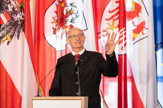 Che abbiano operato nell'economia, nel giornalismo, nella cultura, nel campo sociale o in ambito religioso, tutti hanno fatto progredire il Tirolo in modo decisivo”, ha detto il presidente del Land Tirolo, Anton Mattle (Foto: Land Tirol/Die Fotografen)