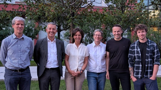 Freuten sich über die gelungene Filmpremiere (v.l.): Amtsdirektor Leo Hilpold, Landesrat Peter Brunner, Margareth Pallhuber und Johanna Berger vom Landesamt für Natur und die Filmmacher Hubert und Matthias Schönegger (Regie und Kamera). (Foto: LPA/Vera Brunetti)
