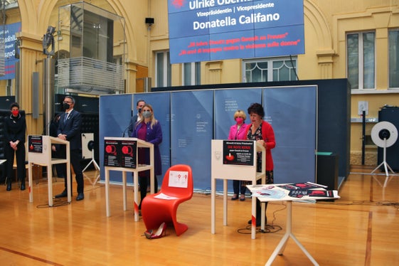 Jeden dritten Tag wird eine Frau Opfer von Gewalt, Aktionen wie der besetzte Stuhl sollen an die Gewaltopfer erinnern. (Foto: LPA/Carmen Kollmann)