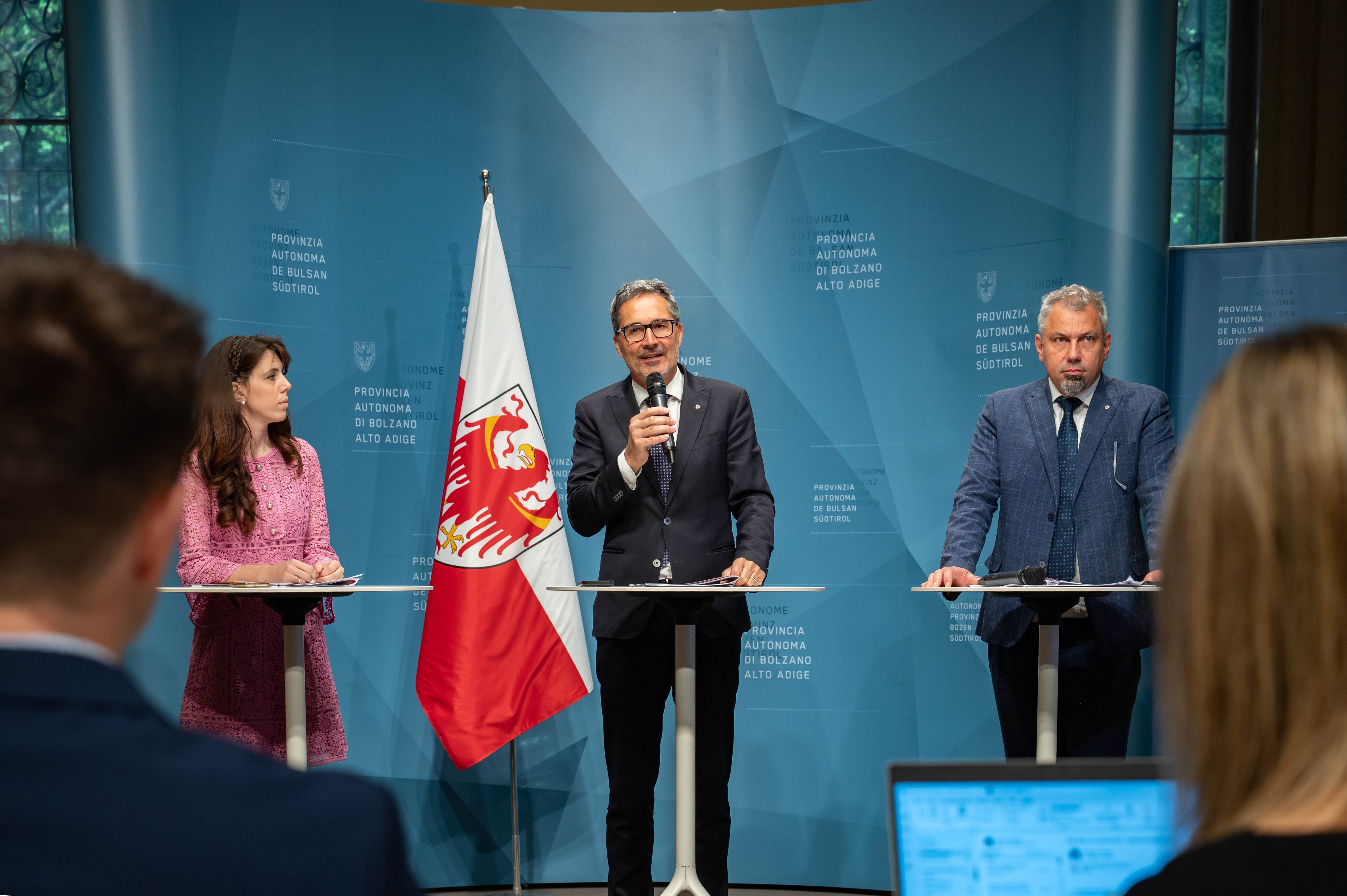 “L'amministrazione a misura di cittadino e cittadina è un punto importante dell'attuale programma di governo e tutta l'azione dell'Amministrazione provinciale è orientata in questa direzione”, ha sottolineato il presidente della Provincia Arno Kompatscher, che ha presentato il report annuale 2025 sull'amministrazione a misura di cittadino e cittadina assieme alla direttrice dell'Ufficio Economato Janah Andreis e al direttore generale Alexander Steiner. (Foto: USP/Greta Stuefer)