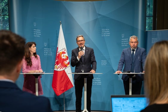 “L'amministrazione a misura di cittadino e cittadina è un punto importante dell'attuale programma di governo e tutta l'azione dell'Amministrazione provinciale è orientata in questa direzione”, ha sottolineato il presidente della Provincia Arno Kompatscher, che ha presentato il report annuale 2025 sull'amministrazione a misura di cittadino e cittadina assieme alla direttrice dell'Ufficio Economato Janah Andreis e al direttore generale Alexander Steiner. (Foto: USP/Greta Stuefer)