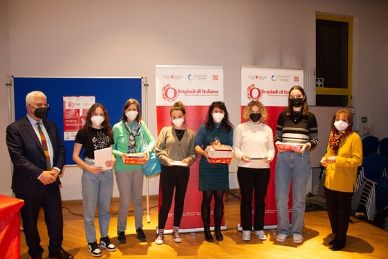Premio Alle Olimpiadi con Dante: da sx Giulio Clamer, Leni Fuchs e Julia Erlacher, prof.ssa Maria Fenti - Liceo Nikolaus Cusanus Brunico, Cristina Corbetta, Sarah Unterfrauner, Lena Burger - Istituto tecnico Julius und Gilbert Durst, Bressanone. (Foto: ASP)