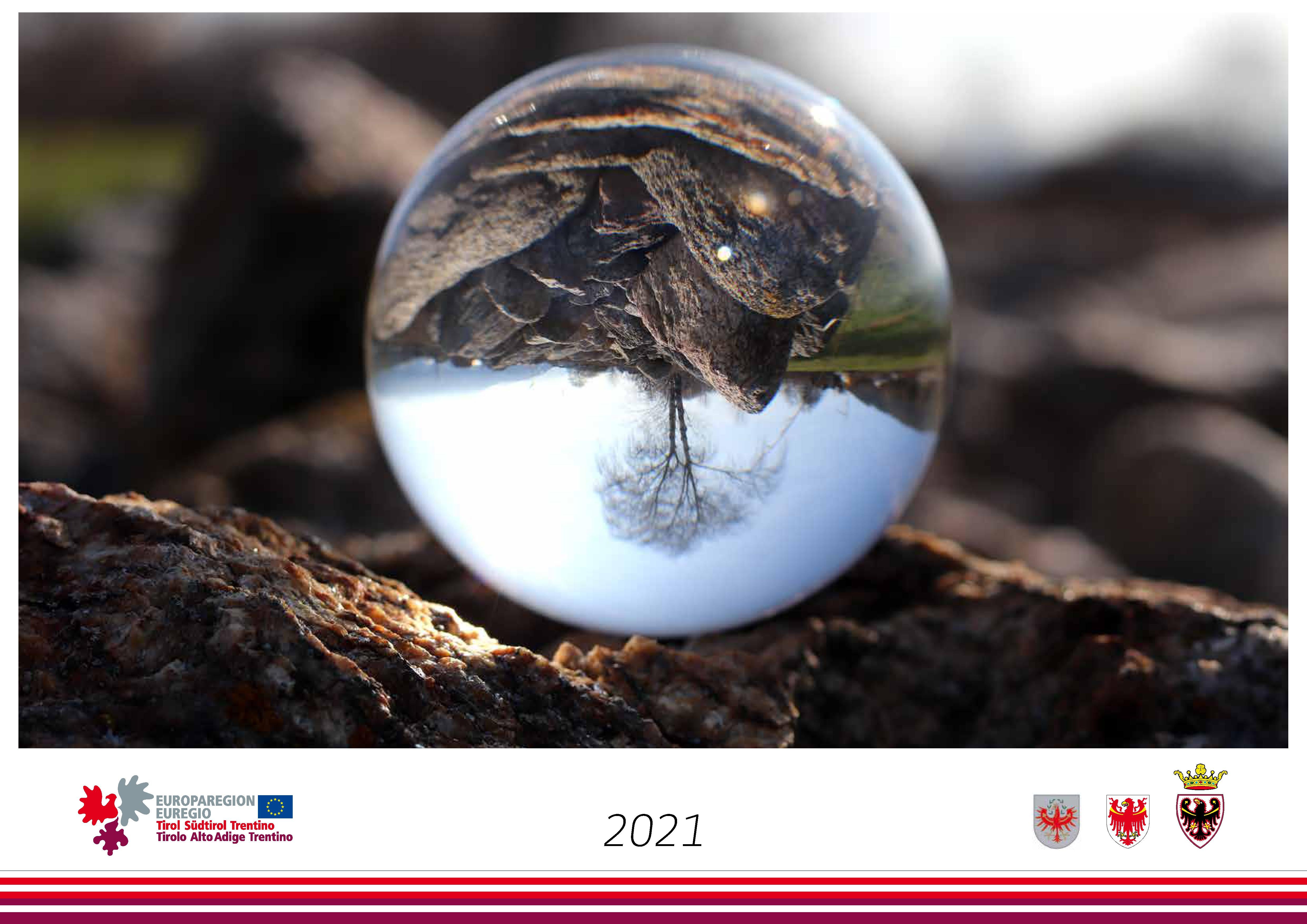 Die Europaregion sucht Fotos aus Tirol, Südtirol und dem Trentino für den Jahreskalender 2022, im Bild der diesjährige Euregio-Kalender. (Foto: Euregio)