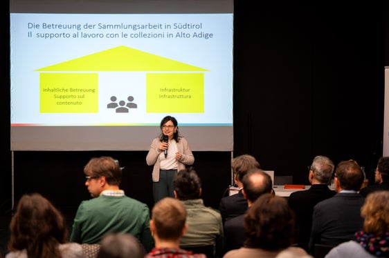 Notburga Siller, Mitarbeiterin im Amt Museen und museale Forschung, hat die Neugestaltung des Webportals begleitet und mitgestaltet. Für sie ermögliche das Portal die systematische Erfassung all dessen, was man über Sammlungsobjekte weiß. (Foto: LPA/Fabio Brucculeri)