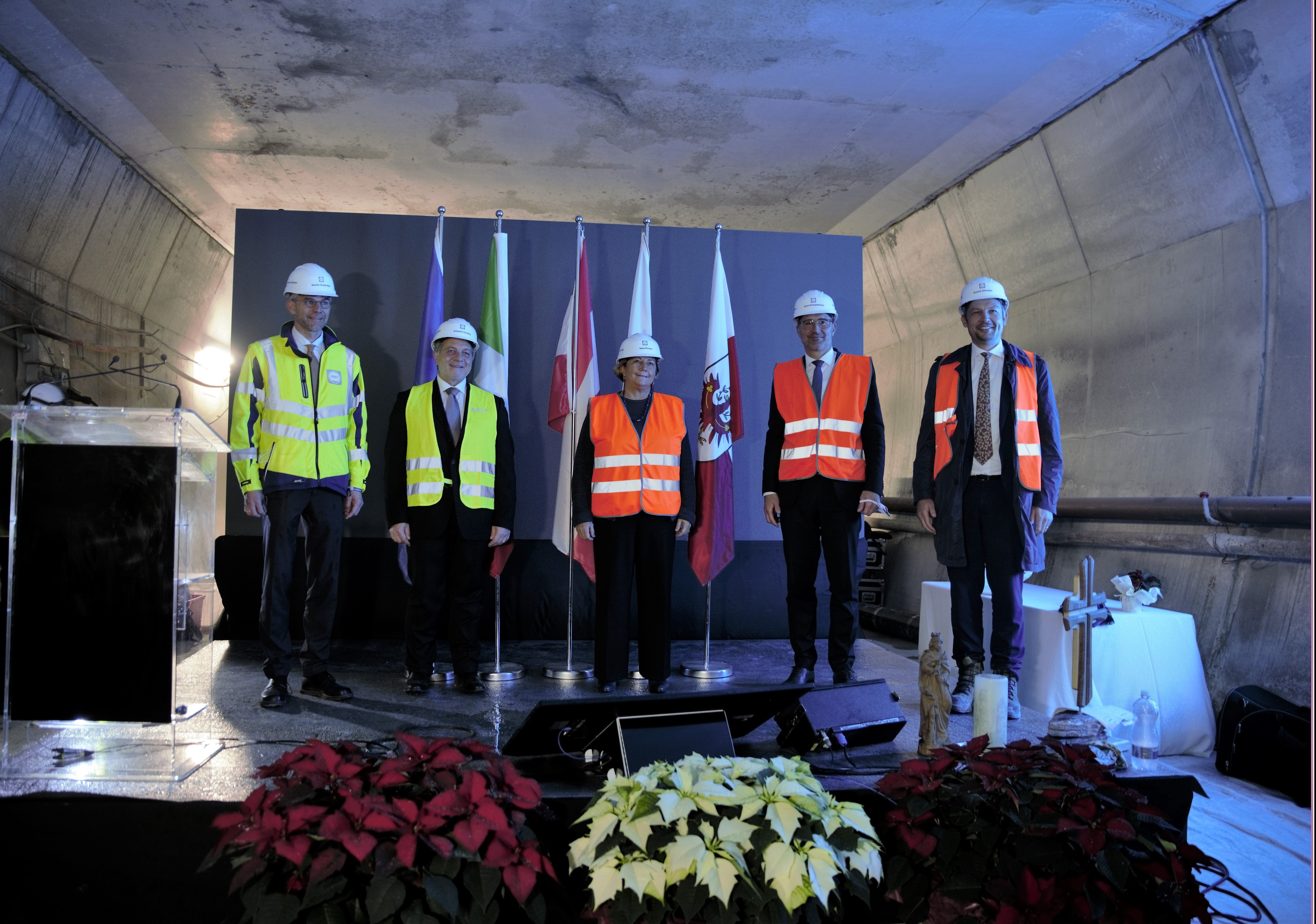 Arrivo della perforatrice (TBM) Serena al Brennero: da sx Gradnitzer, Cardola, Fiorani, il presidente Kompatscher e l'assessore Alfreider (Foto: ASP/Angelika Schrott)