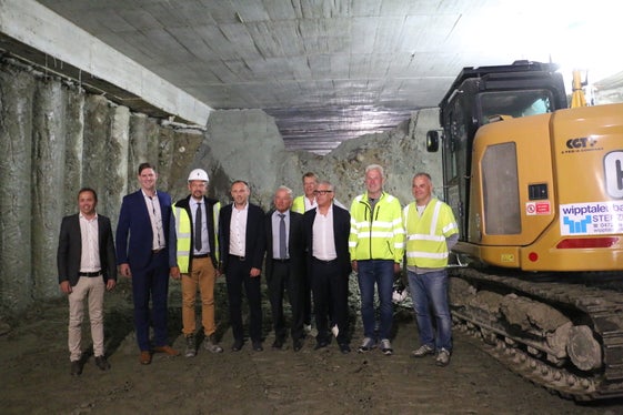 Nella galleria della circonvallazione di Vahrn: l'assessore provinciale Alfreider (terzo da sinistra) e il sindaco Schatzer (terzo da destra) con i rappresentanti delle imprese di costruzione dopo il successo della perforazione del tunnel. (Foto: ASP/Patrick Thaler)
