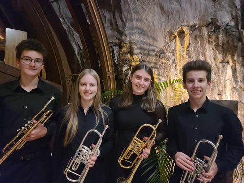 Junge Solist:innen am Podium am Sonntag, 23. November, ab 17 Uhr im Forum in Brixen (von links): Johannes Stuppner, Ylva Felicitas Schöpf, Johanna Tratter, David Kritzinger im Trompetenensemble Metre2 der Musikschule Überetsch/Mittleres Etschtal (Lehrperson Anton Ludwig Wilhalm). (Foto: LPA/Landesdirektion Deutsche und ladinische Musikschule/Anton Ludwig Wilhalm)