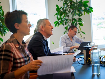 L'assessore provinciale Brunner (al centro) alla riunione online del Comitato di coordinamento e di indirizzo del Parco nazionale dello Stelvio: È importante per noi conciliare gli interessi della conservazione della natura e della tutela dell'ambiente con le esigenze della popolazione. (Foto: ASP/Fabio Brucculeri)