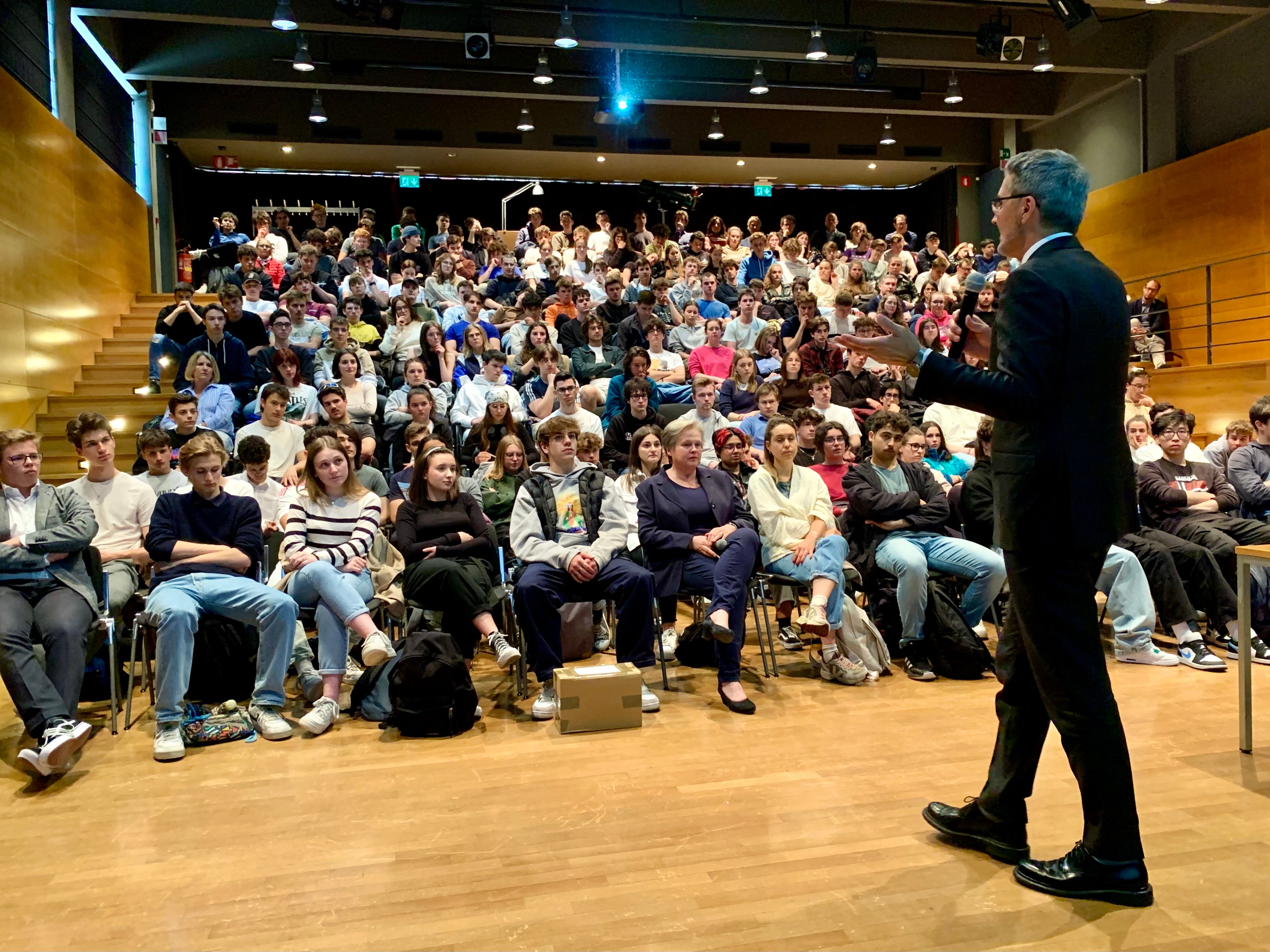 Vor jeweils voll besetzen Aulen sprach Landeshauptmann Arno Kompatscher an zwei Bozner Oberschulen (hier Realgymnasium Anich)  über den Klimaplan des Landes und stellte sich den Fragen der Schülerinnen und Schüler. (Foto: LPA)