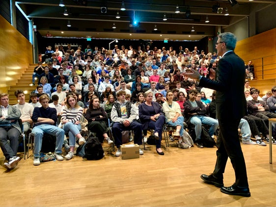 Vor jeweils voll besetzen Aulen sprach Landeshauptmann Arno Kompatscher an zwei Bozner Oberschulen (hier Realgymnasium "Anich")  über den Klimaplan des Landes und stellte sich den Fragen der Schülerinnen und Schüler. (Foto: LPA)