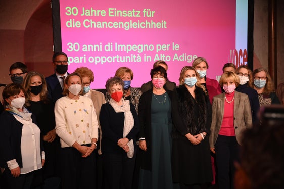Symbolisch wurde die Charta auch von den anwesenden Vertreterinnen der Frauenorganisationen und -vereinigungen mitunterzeichnet. (Foto: LPA/Carmen Kollmann)